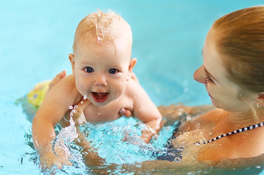 Matronatación: Desarrollo infantil y vínculos familiares en el agua