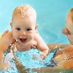 Matronatación: Desarrollo infantil y vínculos familiares en el agua